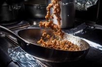 Пошаговый рецепт тушеной капусты с фаршем на сковороде для домашнего ужина