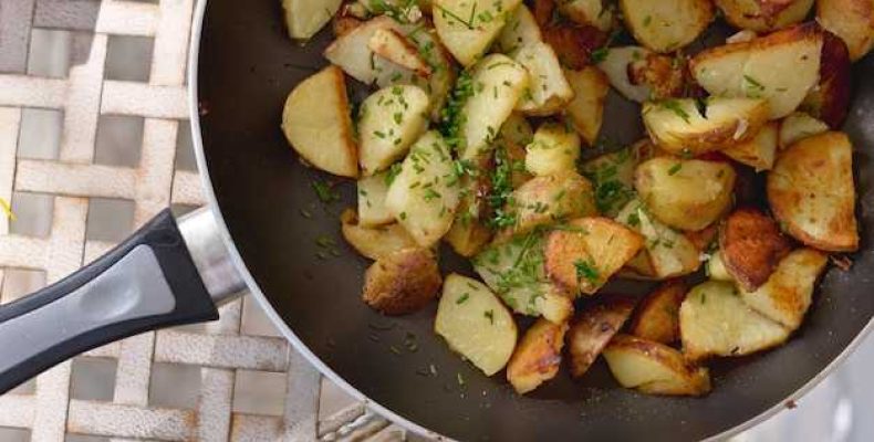 Как вкусно приготовить мясо с картошкой на сковороде — простейший рецепт для домашнего ужина