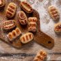 Простой рецепт калачей в духовке с золотистой корочкой и нежной начинкой