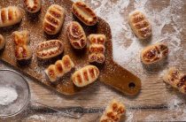 Простой рецепт калачей в духовке с золотистой корочкой и нежной начинкой