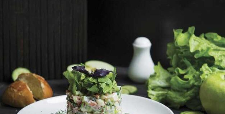Классический рецепт салата из копченой скумбрии с фото — вкусное и простое блюдо