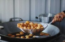 Когда добавлять лук в жареную картошку на сковороде — пошаговый рецепт