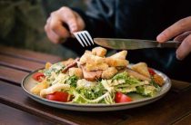 Легкий рецепт салата Цезарь — быстро, вкусно и просто!