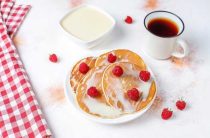 Пышные оладьи на дрожжах с яйцами и молоком рецепт для быстрого приготовления