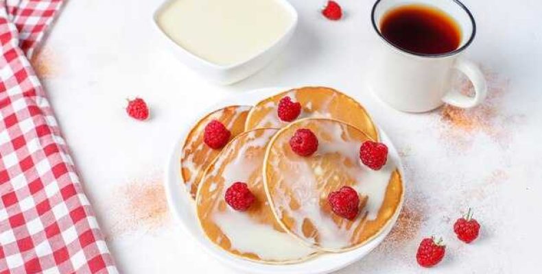 Пышные оладьи на дрожжах с яйцами и молоком рецепт для быстрого приготовления