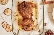 Простой рецепт запеченных яблок в духовке с сахаром для домашнего угощения
