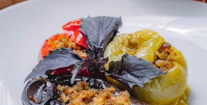 Вкусные баклажаны фаршированные куриным мясом с овощами и специями