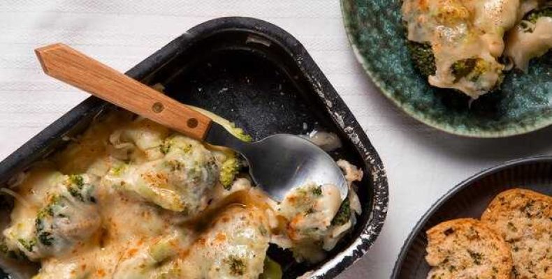 Вкусные куриные бедра с шампиньонами в ароматном соусе для семейного ужина