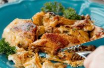 Вкусное куриное бедро в сметане запеченное в духовке с ароматными специями