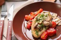 Попробуйте аппетитное блюдо из куриного бедра филе с овощами и специями