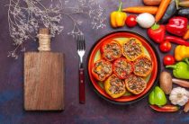 Приготовление фаршированного болгарского перца с мясом и рисом в духовке