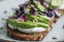 Рецепт бутерброда с авокадо и творожным сыром — калорийность и полезные свойства