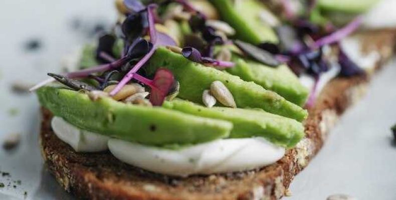 Рецепт бутерброда с авокадо и творожным сыром — калорийность и полезные свойства