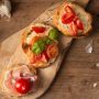 Вкусные бутерброды с колбасой и сыром на батоне с помидорами в духовке