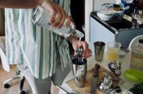 Рецепт — Что такое стрейнер и как его использовать в коктейлях