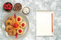 Простой и вкусный десерт из крошки печенья с шоколадом и фруктами