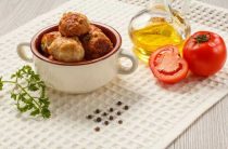 Как приготовить тефтели с нежной подливкой по простому рецепту