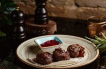 Приготовление говядины, фаршированной черносливом, для вкусного ужина
