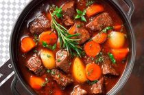 Приготовление вкусного говяжьего гуляша в духовке простой и аппетитный рецепт