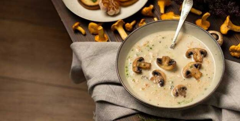 Пошаговый рецепт вкусных грибов, тушеных со сметаной для семейного ужина