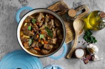 Как приготовить вкусный гуляш со свининой по простому рецепту