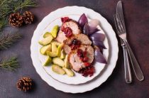 Приготовление ароматной индейки в красном вине с овощами и травами