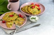 Вкусные оладьи из цукини с простыми ингредиентами для домашнего застолья