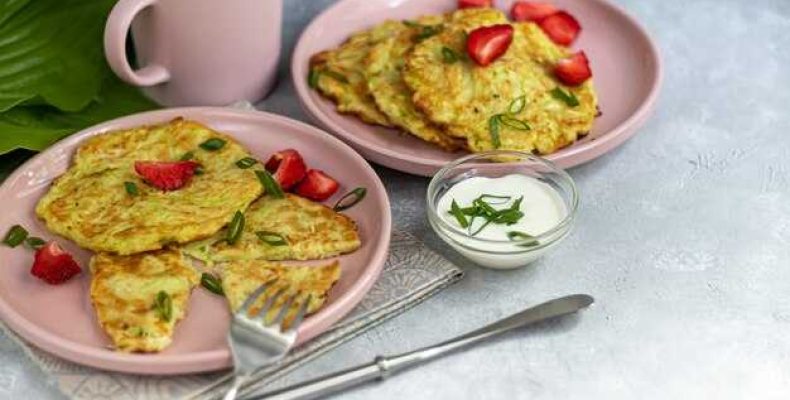Вкусные оладьи из цукини с простыми ингредиентами для домашнего застолья