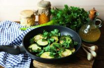 Вкусные жареные кабачки в кляре с чесноком на сковороде простой рецепт
