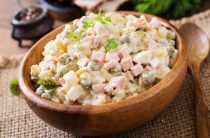 Как приготовить классический салат Оливье с колбасой простым и вкусным способом