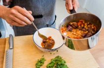 Как вкусно добавить тушенку в суп для насыщенного аромата и питательности
