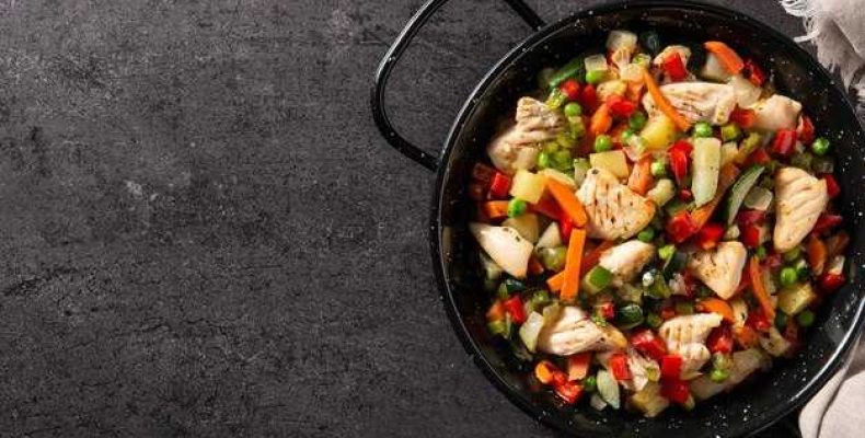 Простой рецепт куриного филе тушеного на сковороде с овощами и специями