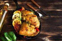 Как правильно приготовить вкусные куриные бедра в духовке с золотистой корочкой