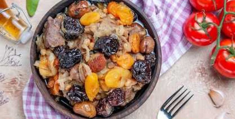 Как быстро пожарить куриную печень с луком и морковью в сметанном соусе