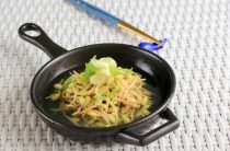 Как правильно потушить капусту в сковороде для насыщенного вкуса и аромата