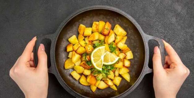 Как правильно жарить картошку чтобы она получилась вкусной и не разваливалась
