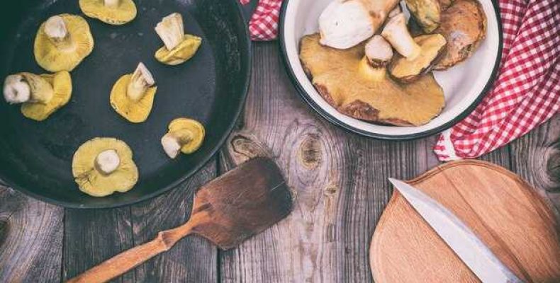 Как приготовить жареные лисички с луком и сметаной пошаговый рецепт