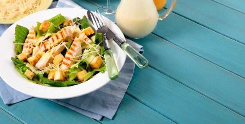 Простой рецепт салата с ананасами куриной грудкой и сыром для любого праздника