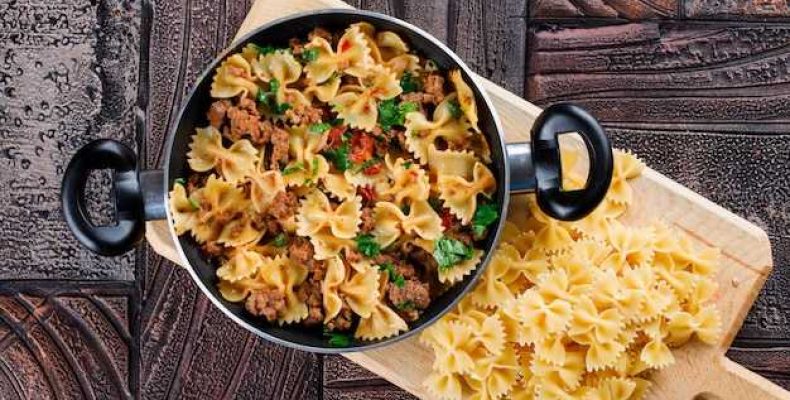 Как вкусно приготовить тушеную капусту с фаршем на сковороде простой рецепт