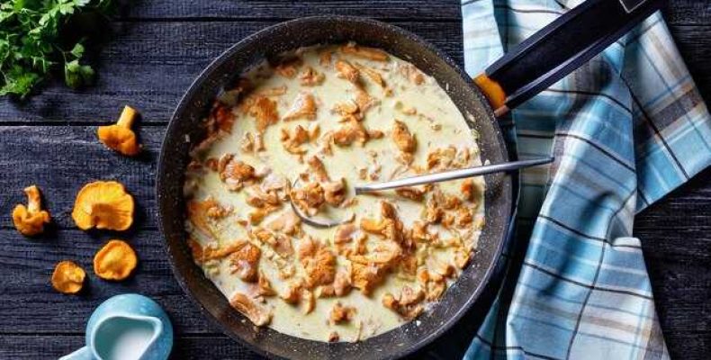 Рецепт домашнего жульена с грибами и курицей на сковороде со сливками пошагово