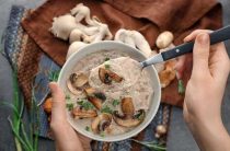 Простой и вкусный рецепт грибного супа-пюре из шампиньонов для домашнего ужина