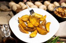 Рецепт картошки в духовке на гарнир дольками по деревенски с простыми ингредиентами