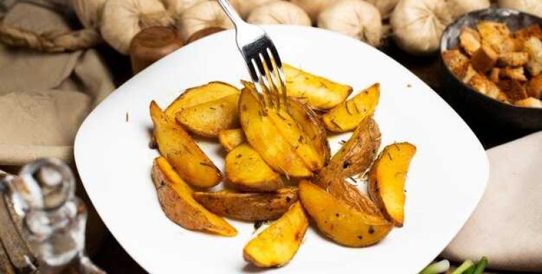 Рецепт картошки в духовке на гарнир дольками по деревенски с простыми ингредиентами