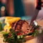 Праздничный рецепт свинины с необычными гарнирами для эффектного стола