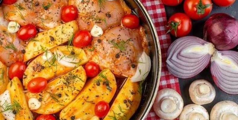 Как запечь куриное филе с картошкой по простому рецепту