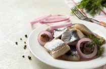 Как легко и быстро засолить скумбрию без использования маринада