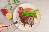 Как правильно жарить стейки зубатки на сковороде по простому рецепту