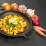 Как вкусно пожарить картошку с морковкой на сковороде простые рецепты