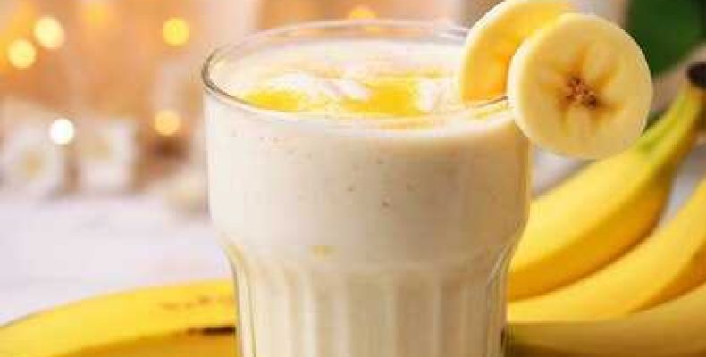 Приготовление освежающего коктейля с бананом молоком и мороженым для всей семьи