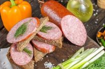 Как приготовить домашнюю свино-говяжью колбасу по простому рецепту